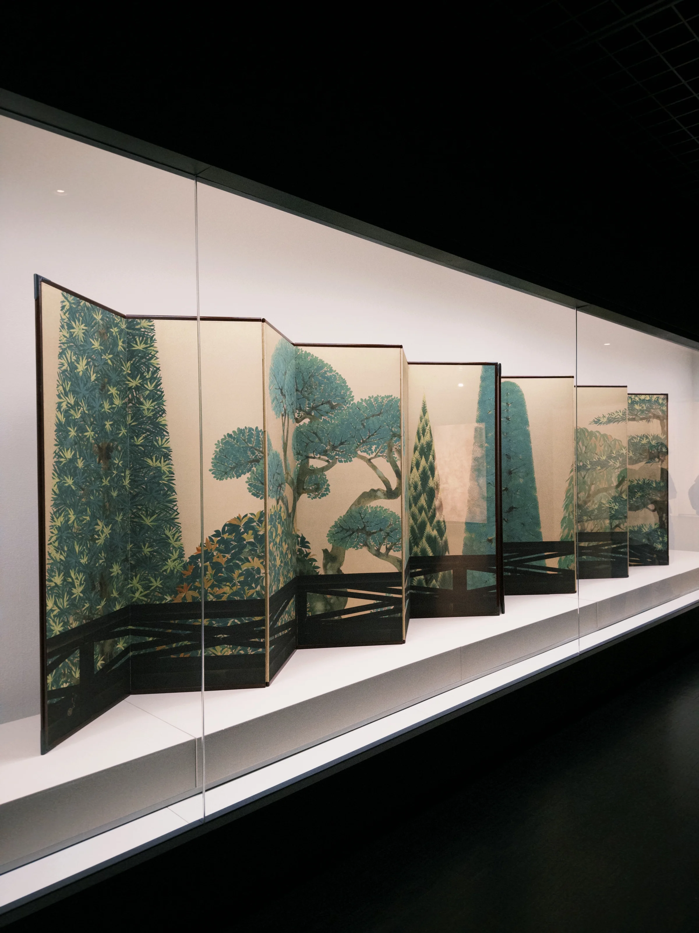 Folding screen